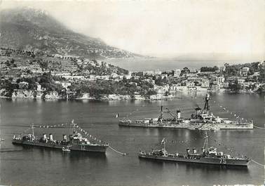 / CPSM FRANCE 06 "Villefranche sur Mer, la rade" / B ATEAU