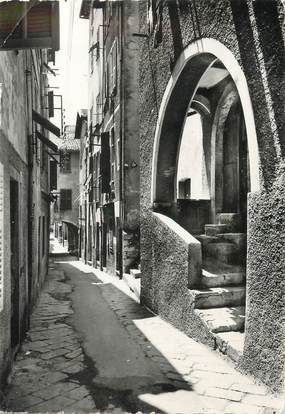 / CPSM FRANCE 06 "Villefranche sur Mer, rue et maisons typiques dans la vieille rue"