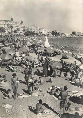 / CPSM FRANCE 06 "Cannes, la plage de la Croisette et les Grands hôtels"