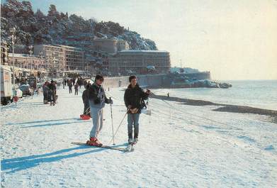 / CPSM FRANCE 06 "Nice sous la neige, skieurs au bord de la plage"