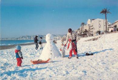 / CPSM FRANCE 06 "Nice sous la neige, bonhomme de neige sur la plage 1985"