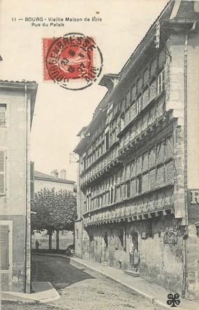 / CPA FRANCE 01 "Bourg, vieille Maison de bois, rue du Palais"