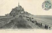 50 Manche / CPA FRANCE 50 "Le Mont Saint Michel, l'arrivée d'un pélérinage "