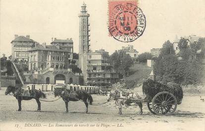 / CPA FRANCE 35 "Dinard, les ramasseurs de Varech sur la plage" / ATTELAGE