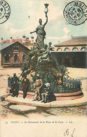 / CPA FRANCE 03 "Vichy, le monument de la place de la gare"