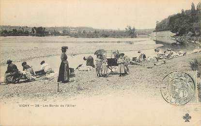 / CPA FRANCE 03 "Vichy, les bords de l'Allier" / LAVEUSE