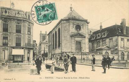 / CPA FRANCE 10 "Troyes, pont et rue de la cité, hôtel Dieu"