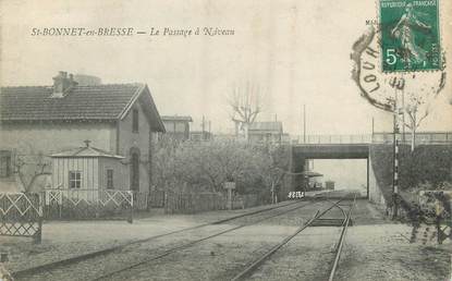 / CPA FRANCE 71 "Saint Bonnet en Bresse, la passage à niveau"
