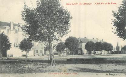 / CPA FRANCE 71 "Saint Léger sous Beuvray, côté est de la place"