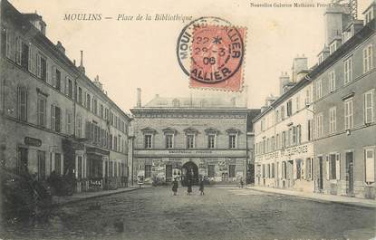 / CPA FRANCE 03 "Moulins, place de la Bibliothèque"
