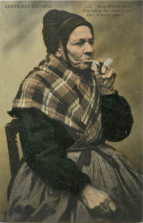 / CPA FRANCE 29 "Saint Pol de Léon, vieille femme fumant la pipe"
