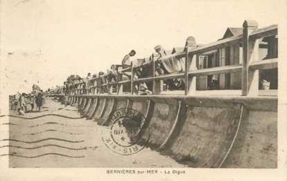 / CPA FRANCE 14 "Bernières sur Mer, la digue"