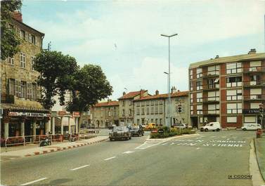 / CPSM FRANCE 42 "Montbrison, le carrefour Lyon Saint Etienne "