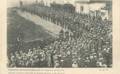 / CPA FRANCE 44 "Saint Nazaire, prisonniers allemands escortés par des anglais"