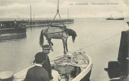 / CPA FRANCE 44 "Saint Nazaire, embarquement des chevaux"