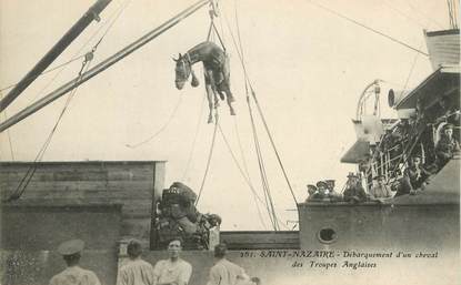 / CPA FRANCE 44 "Saint Nazaire, débarquement d'un cheval des troupes anglaises"