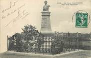 17 Charente Maritime / CPA FRANCE 17 "Pons, la statue Edgard Gombes, place de la république"