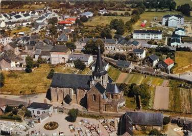 / CPSM FRANCE 44 "Châteaubriant, vue aérienne, église Saint jean de Béré"