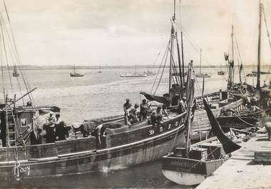/ CPSM FRANCE 44 "Le Croisic, bateaux à quai à l'entrée du port"