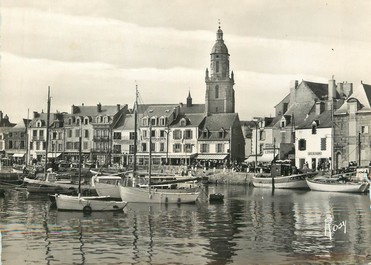 / CPSM FRANCE 44 "Le Croisic, le port devant le quai et l'église"