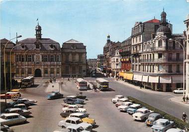 / CPSM FRANCE 10 "Troyes, place Maréchal Foch,  l'hôtel de ville"