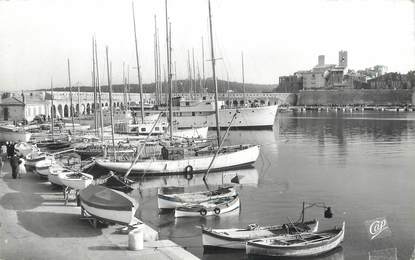 / CPSM FRANCE 06 "Antibes, le port et la vieille ville"