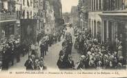 29 Finistere / CPA FRANCE 29 "Saint Pol de Léon, procession, les bannières et les reliques"