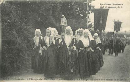 / CPA FRANCE 29 "Plougastel Daoulas, procession, la statue de Sainte Anne portée par des femmes mariées"