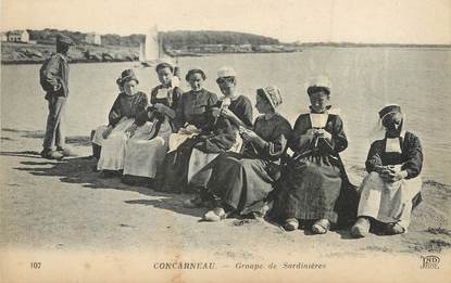 / CPA FRANCE 29 "Concarneau, groupe de sardinières"