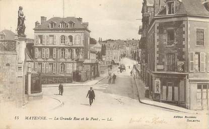 / CPA FRANCE 53 "Mayenne, la grande rue et le pont"