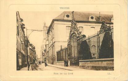 / CPA FRANCE 10 "Troyes, rue de la Cité"