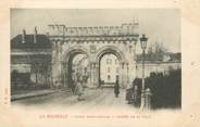 17 Charente Maritime / CPA FRANCE 17 "La Rochelle, porte Saint Nicolas, entrée de la ville"