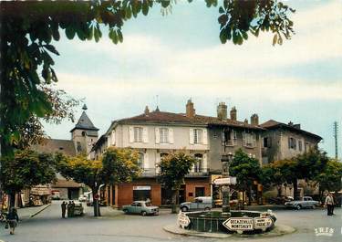 / CPSM FRANCE 15 "Maurs La Jolie, la place et l'église "