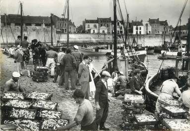 / CPSM FRANCE 44 "La Turballe, débarquement des sardines" / PÊCHE