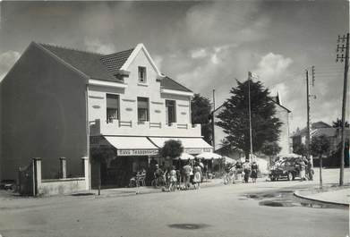 / CPSM FRANCE 44 "Tharon plage, la place de la gare et le square"