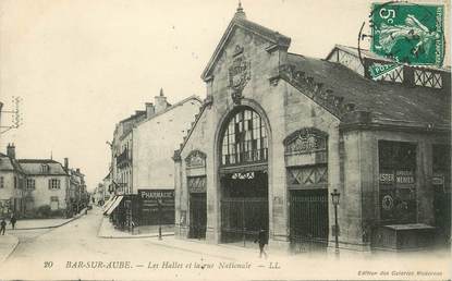 / CPA FRANCE 10 "Bar Sur Aube, les Halles et la rue Nationale"