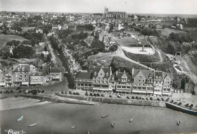 / CPSM FRANCE 35 "Cancale, vue aérienne, la rue du port et les hôtels "