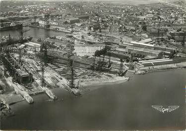 / CPSM FRANCE 44 "Saint Nazaire, cales de lancements des chantiers de Penhoët "