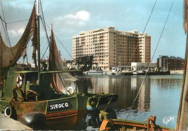 / CPSM FRANCE 44 "Saint Nazaire, le building"