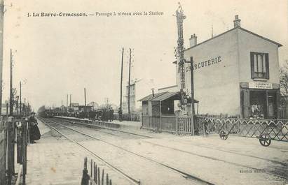 / CPA FRANCE 95 "Deuil La Barre, passage à niveau avec la station"