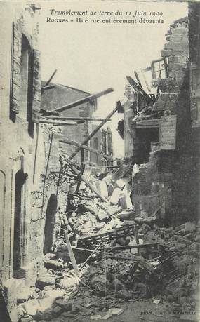 / CPA FRANCE 13 "Rognes, tremblement de terre du 11 juin 1909, une rue entièrement dévastée"