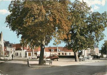 / CPSM FRANCE 45 "Varennes en Gatinais, la place"