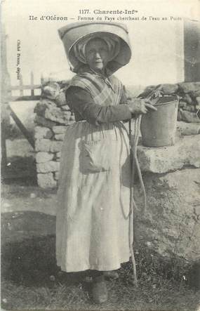 / CPA FRANCE 17 "Ile d'Oléron, femme du pays cherchant de l'eau au puit"