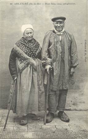 / CPA FRANCE 17 "Ars en ré, deux bons vieux octogénaires" / FOLKLORE