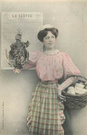 / CPA FRANCE 72 "Jeune femme avec une poule "