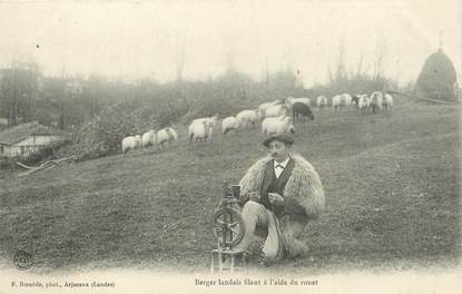 / CPA FRANCE 40 "Berger Landais filant à l'aide du rouet"