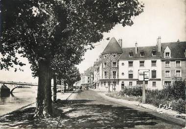 / CPSM FRANCE 45 "Gien, le quai et les nouvelles maisons au bord de la Loire"