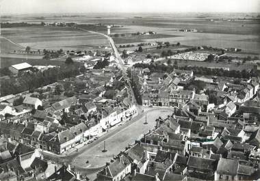 / CPSM FRANCE 45 "Neuville aux Bois, place du Martroi"