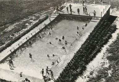 / CPSM FRANCE 45 "Jouy le Potier, colonie de vacances du Cinéma, château de Villefalliers, la piscine"