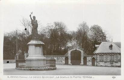 / CPSM FRANCE 80 "Amiens, le palais épiscopal, la statue de Pierre l'Ermite"